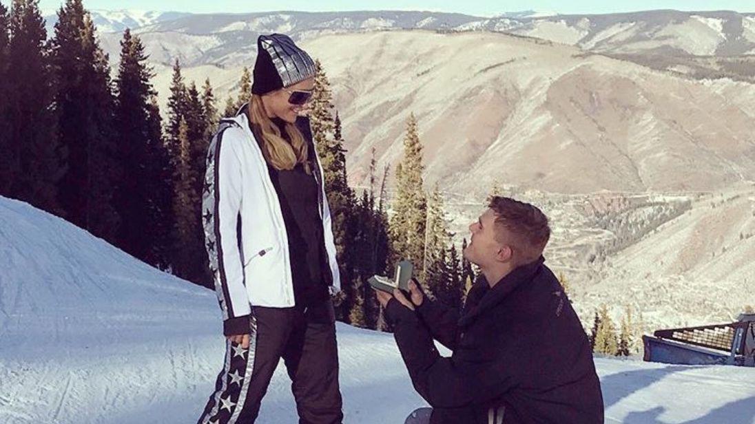 Photo of Paris Hilton Akhirnya Terima Lamaran Aktor Chris Zylka