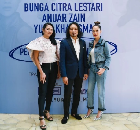 Photo of Anuar Zain Kongsi Pentas Dengan 2 ‘Bunga’ Dari Indonesia