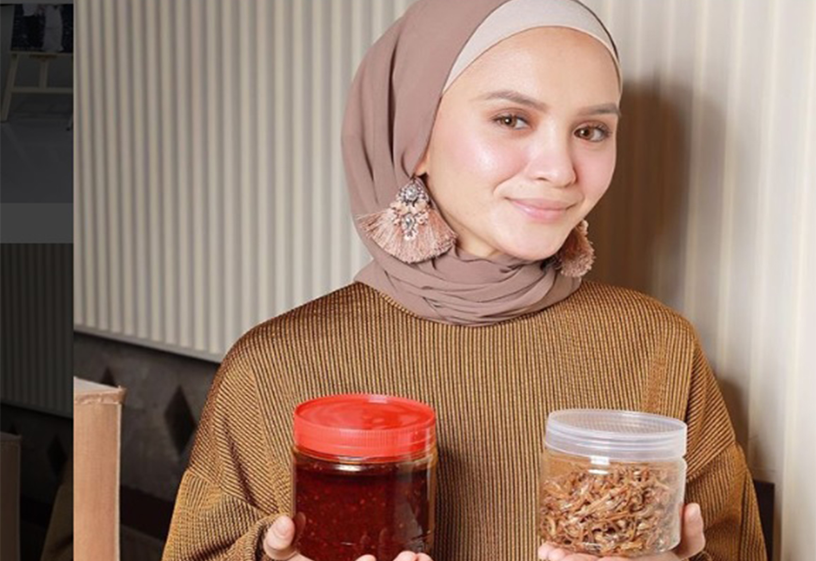 Photo of Hanez Suraya Seronok Berniaga Sambal Ikan Bilis Di Putrajaya