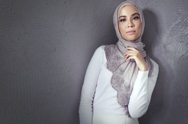 Rihana Saman Bapa Guna Nama Keluarga Tubuhkan Perniagaan