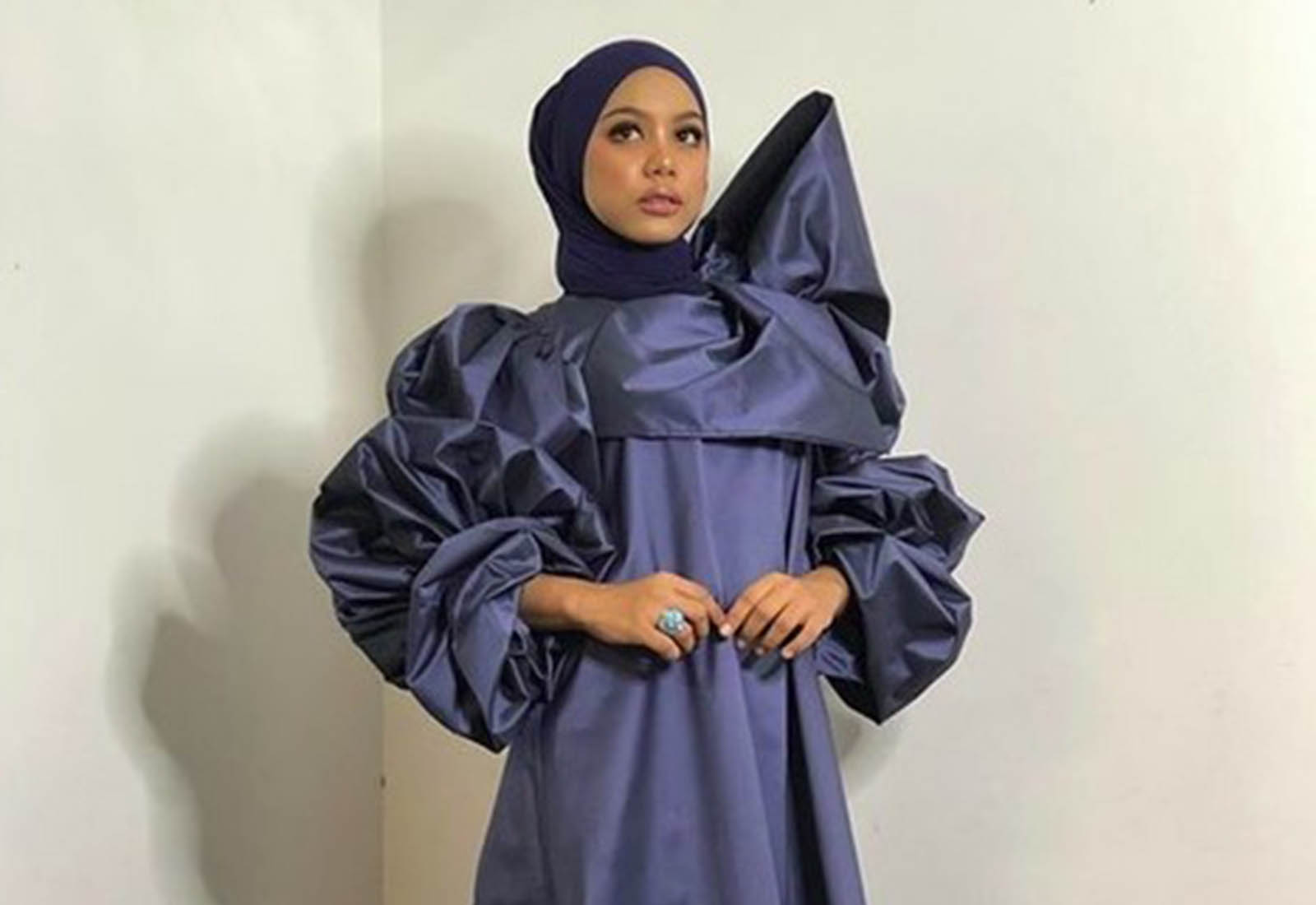 Photo of Netizen Anggap Sarah Suhairi Lupa Cabut Penyangkut Baju