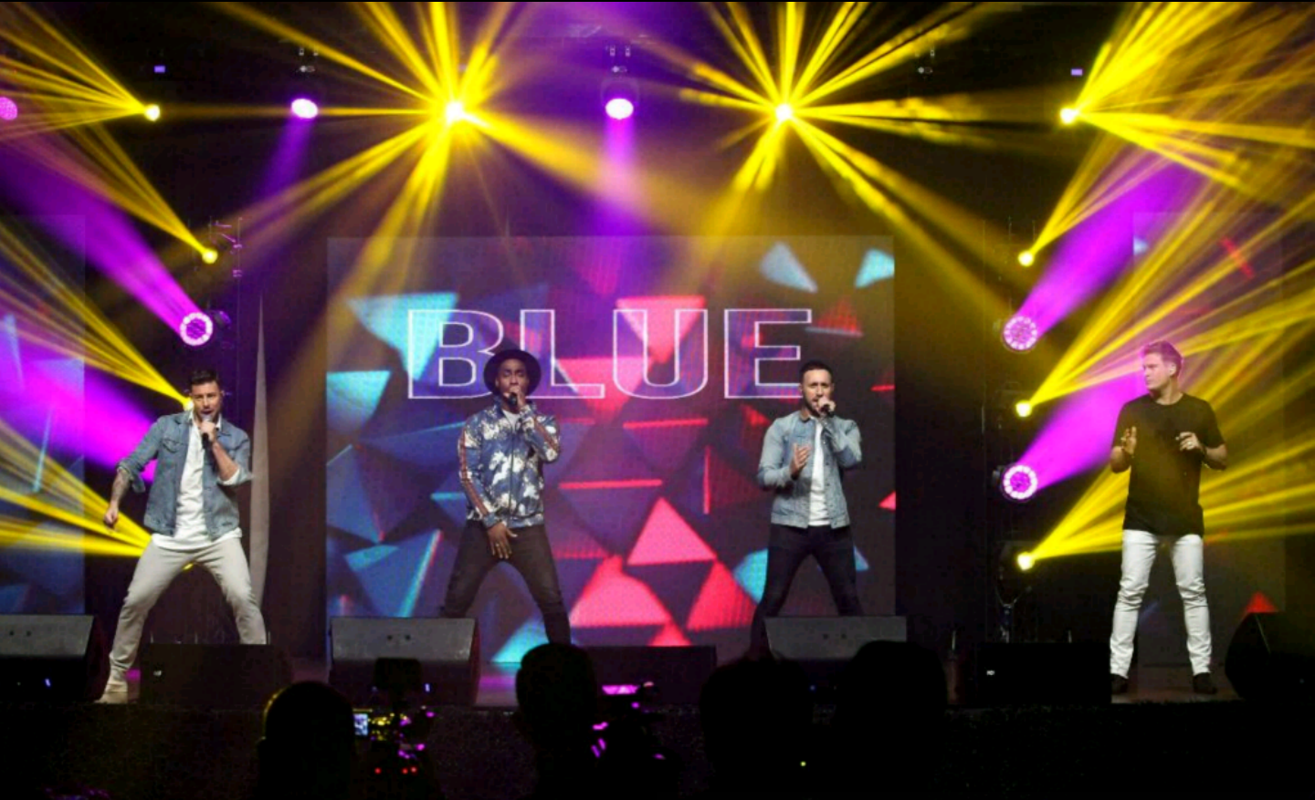 Photo of Blue Kembalikan Nostalgia Lagu Hits Di Hadapan 3,000 Peminat