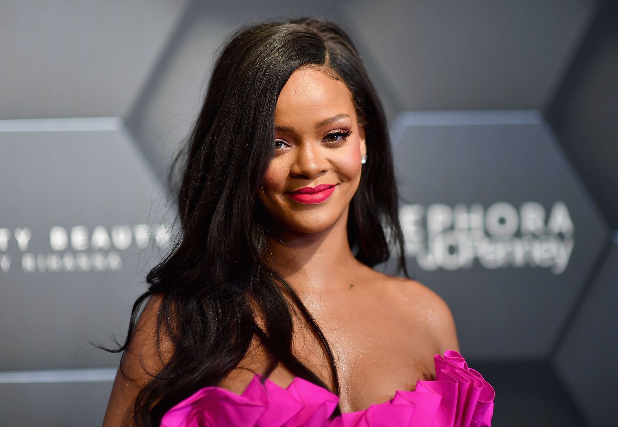 Photo of Miliki Kekayaan RM2.4 Bilion, Rihanna Penyanyi Wanita Terkaya Di Dunia