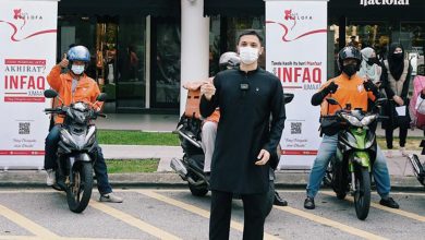 Photo of PU Riz Teruskan Misi Bantuan, Serahkan Sumbangan Kepada 100 Pemandu & Rider Penghantar Makanan