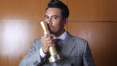 Photo of “Pernah Dulu Arwah Ayah Tanya.. Abg Emy Bila Nak Pegang Trofi FFM?” – Impian Remy Ishak Kini Jadi Kenyataan