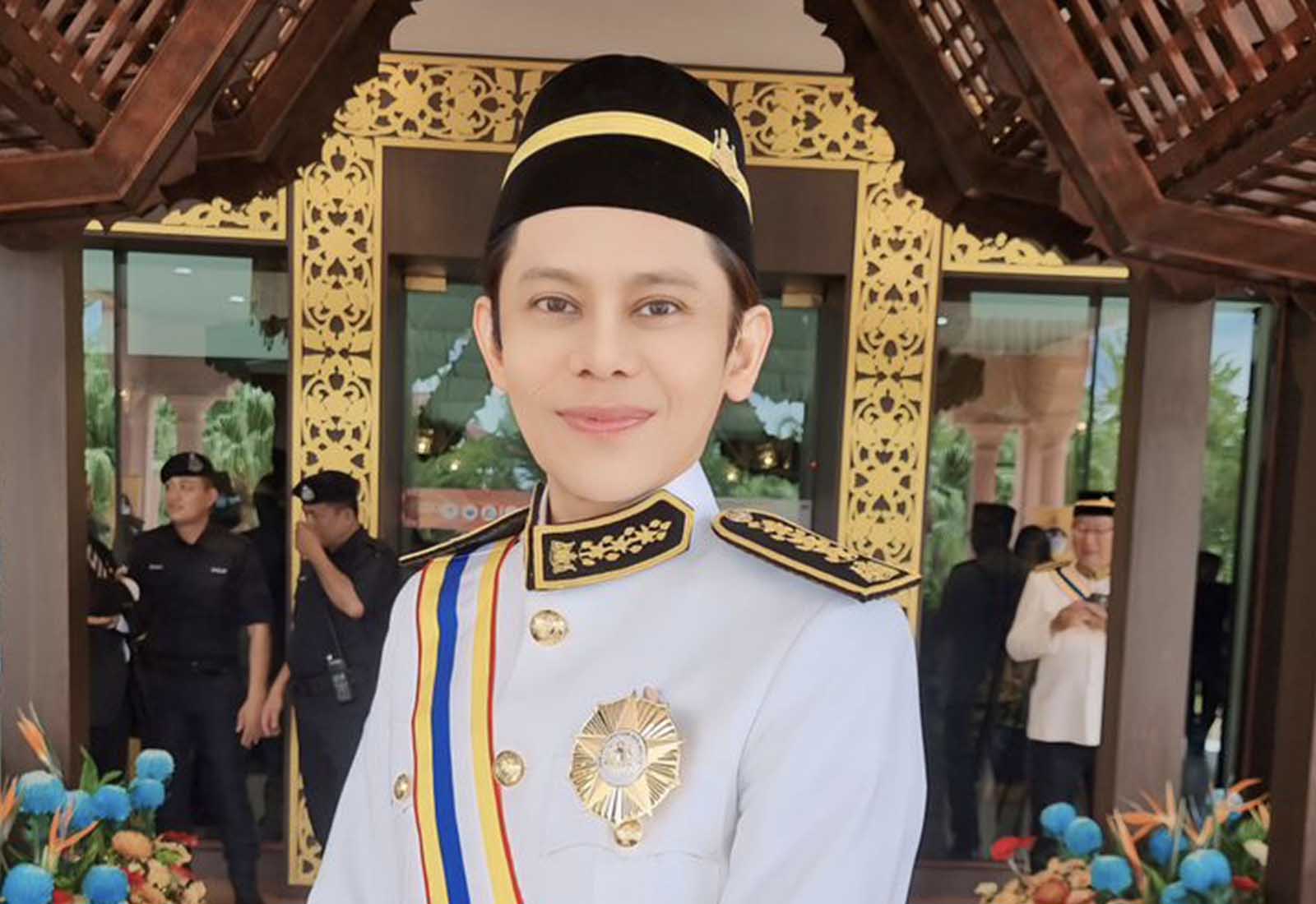 Penyanyi Nasyid Kumpulan Saujana, Dr. Idzu Terima D.P.S.M... Kini ...